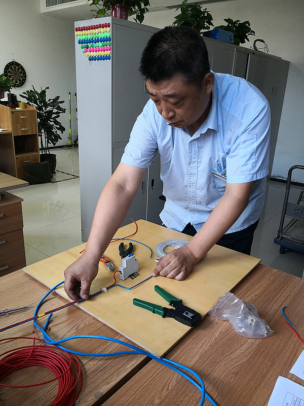 工程人員現(xiàn)場(chǎng)連接燈盤.jpg 工程人員現(xiàn)場(chǎng)連接燈盤.jpg